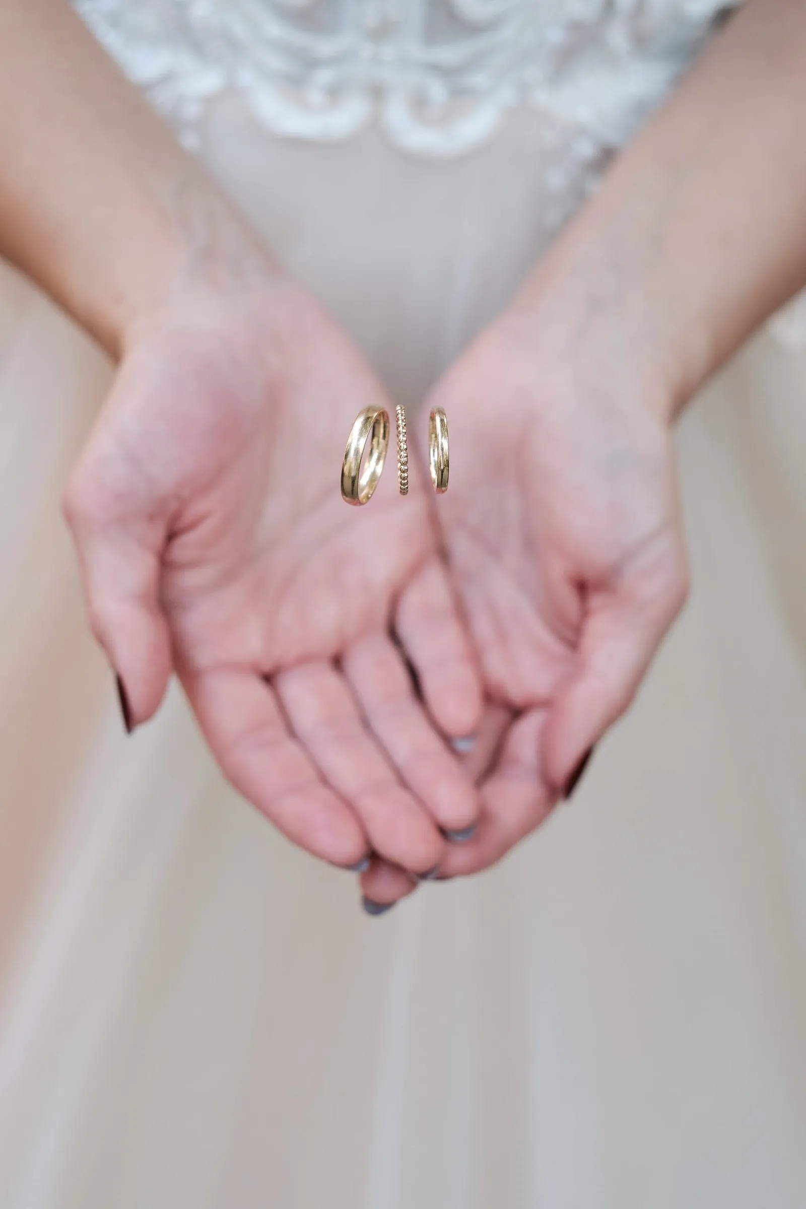 Eheringe in den geöffneten Händen der Braut – Hochzeit Charly & Moritz, Herrenhaus Bannacker