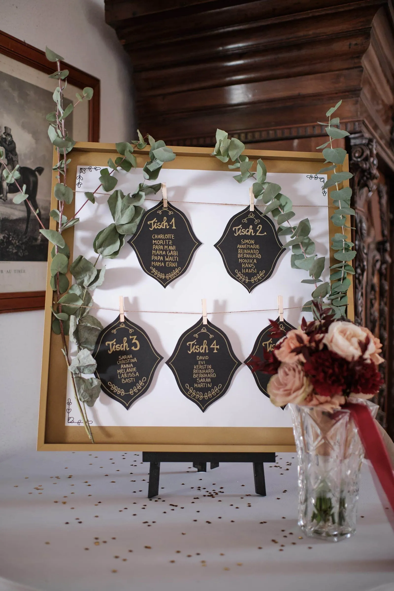 Sitzplan mit Tischkarten im goldenen Rahmen mit Eukalyptus – Hochzeit Charly & Moritz, Herrenhaus Bannacker