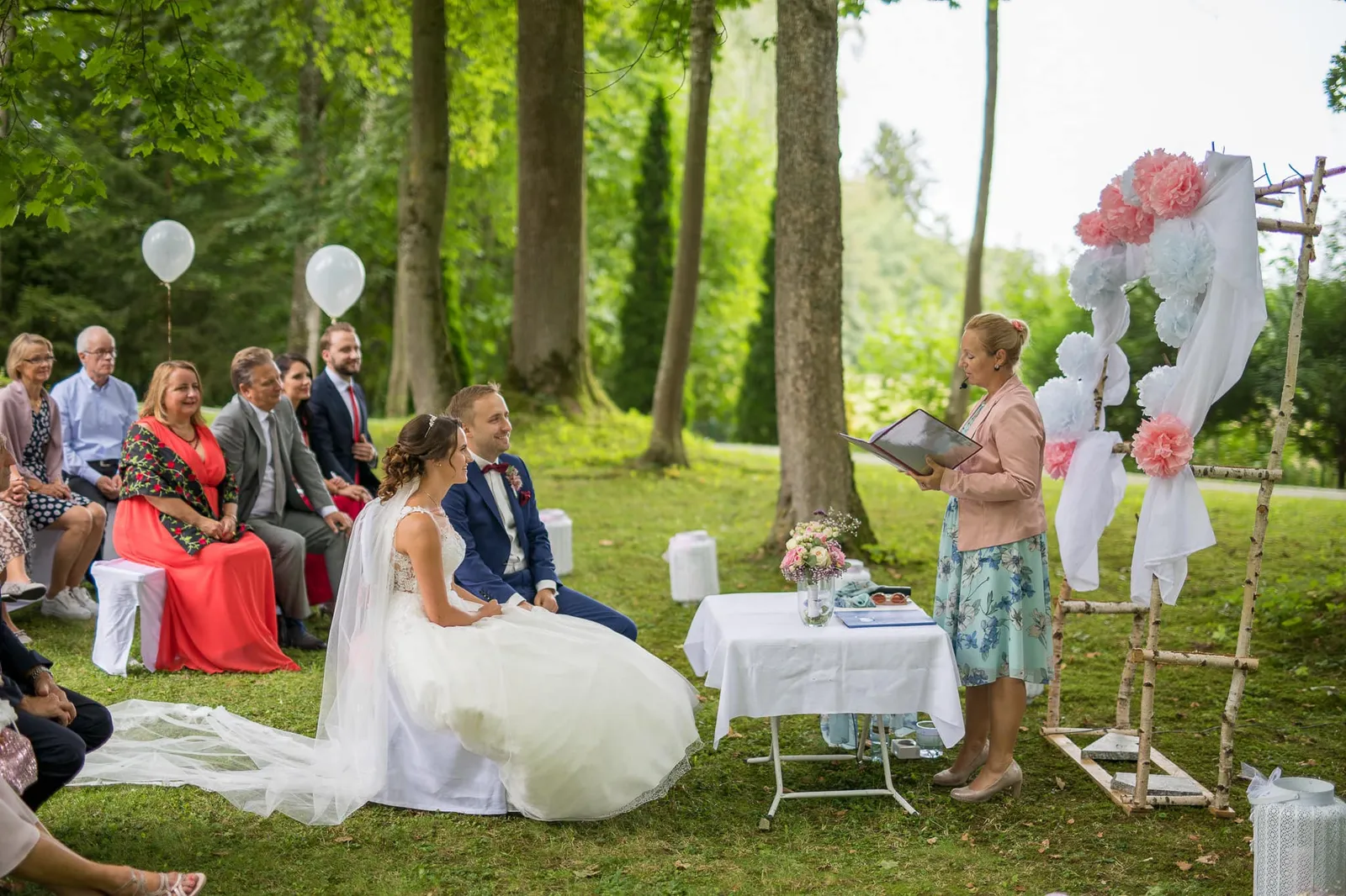 Freie Trauung im Garten mit Traurednerin, Brautpaar und Gästen – Hochzeit Julia & Phil, Herrenhaus Bannacker