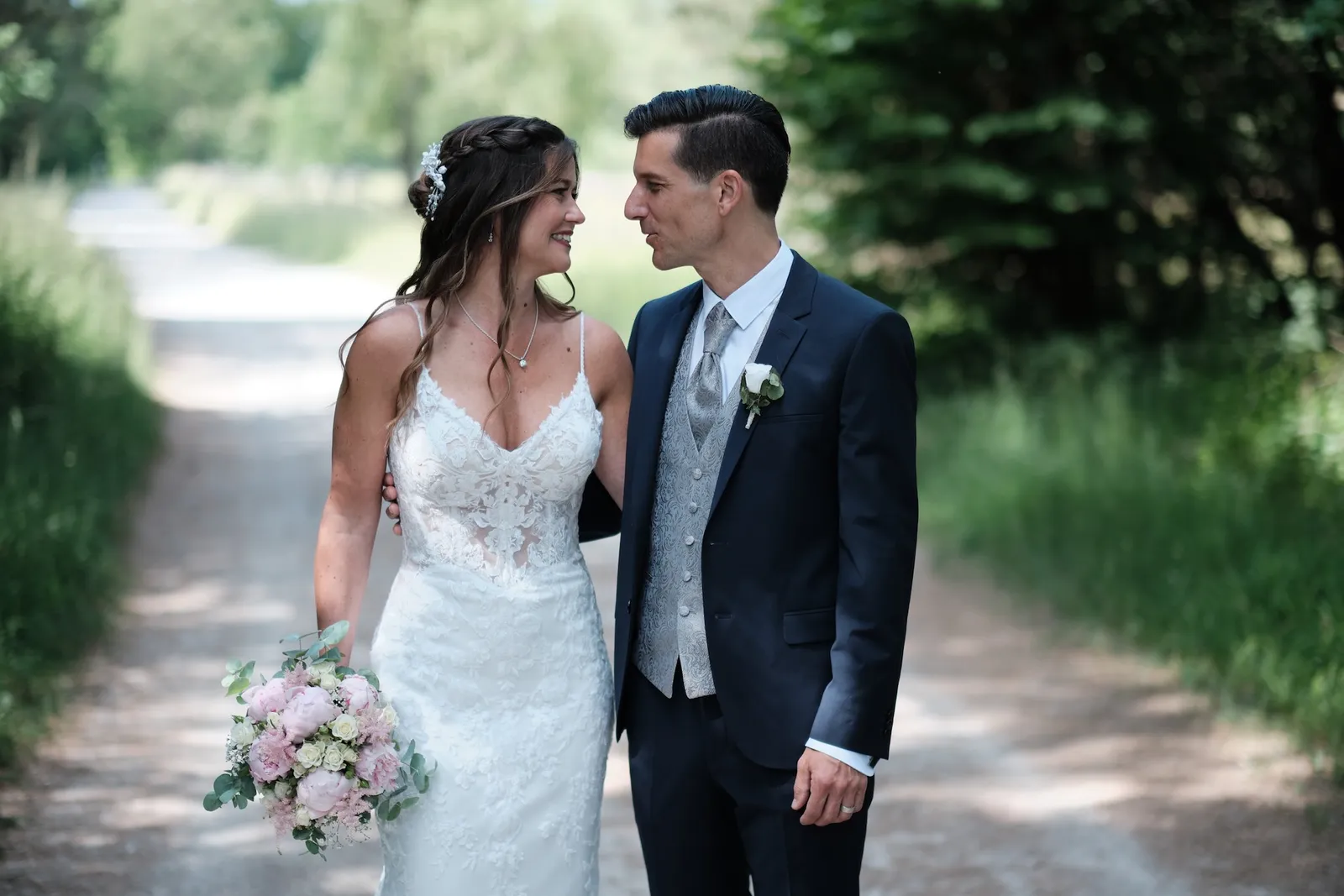 Markus küsst Tanja auf dem schattigen Feldweg in der Königsbrunner Heide – Hochzeit Markus & Tanja, Königsbrunner Heide