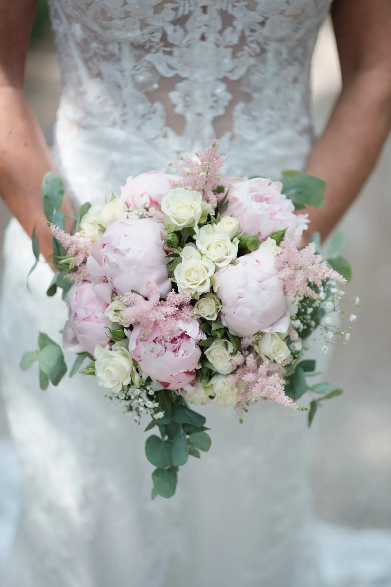 Brautstrauß aus rosa und weißen Pfingstrosen in Tanjas Händen – Hochzeit Markus & Tanja, Königsbrunner Heide