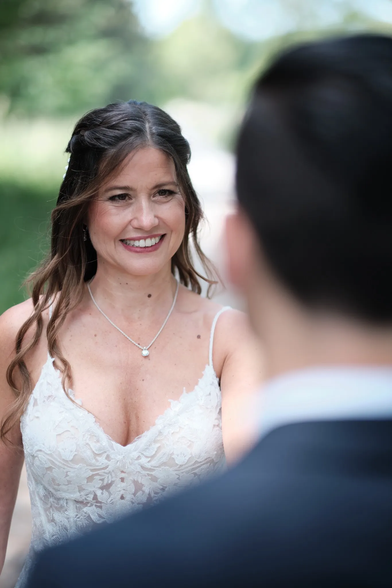 Tanja blickt Markus lächelnd an, Nahaufnahme im Gegenlicht – Hochzeit Markus & Tanja, Königsbrunner Heide