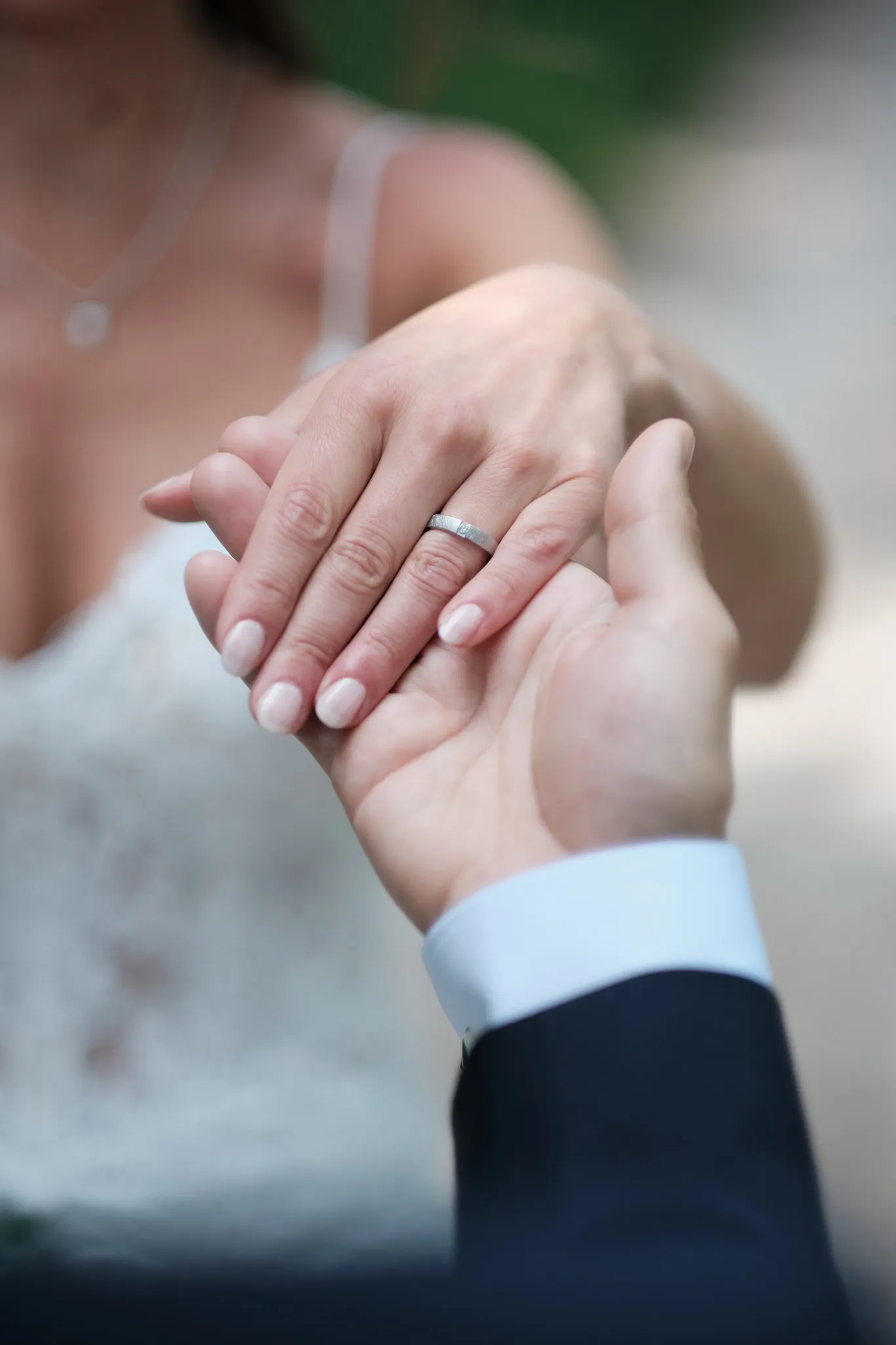 Nahaufnahme der ineinander verschränkten Hände mit Eheringen – Hochzeit Markus & Tanja, Königsbrunner Heide
