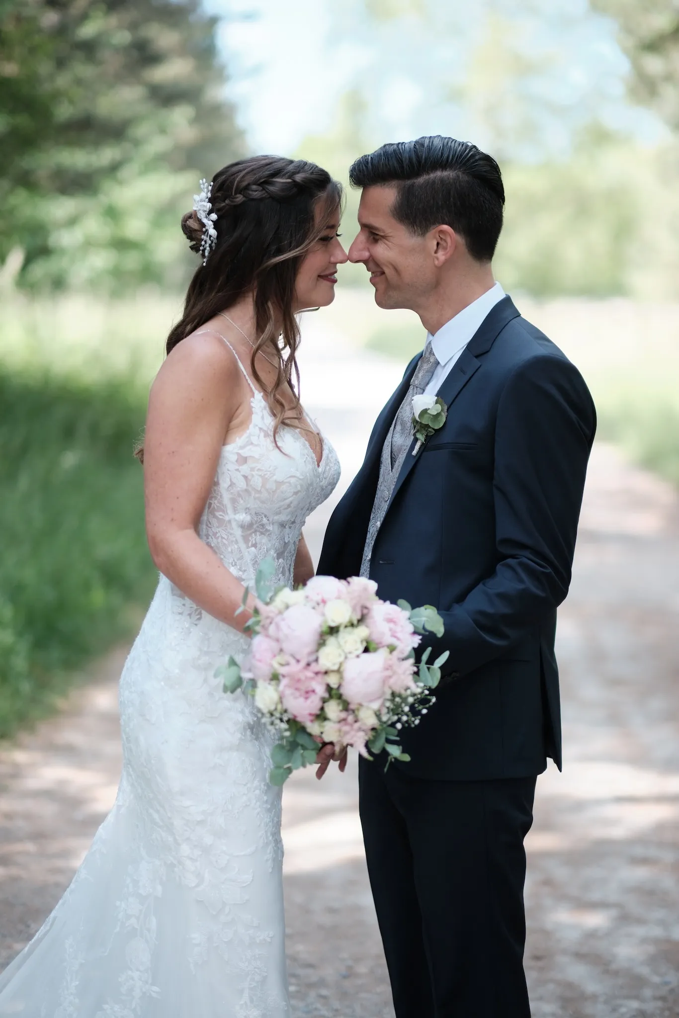 Brautpaar Wange an Wange mit dem Brautstrauß – Hochzeit Markus & Tanja, Königsbrunner Heide