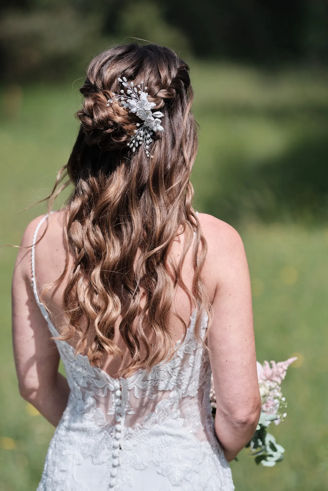 Tanjas offene Haare und Kleidrücken, Blick zurück zu Markus – Hochzeit Markus & Tanja, Königsbrunner Heide