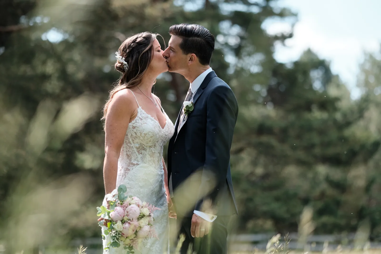 Kuss im Gehen mitten auf der Wiese – Hochzeit Markus & Tanja, Königsbrunner Heide
