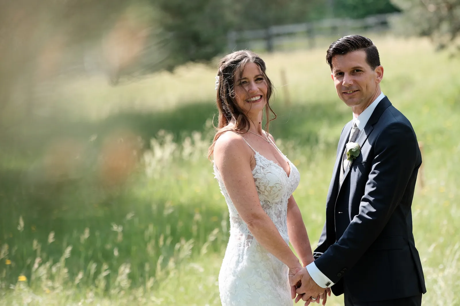 Brautpaar hält sich an den Händen vor Kiefern – Hochzeit Markus & Tanja, Königsbrunner Heide