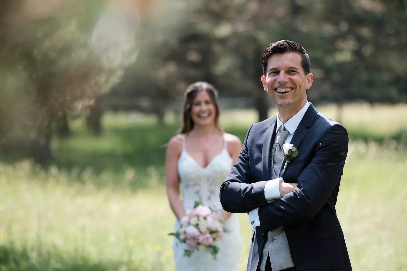 Tanja lacht, Markus steht mit verschränkten Armen daneben – Hochzeit Markus & Tanja, Königsbrunner Heide