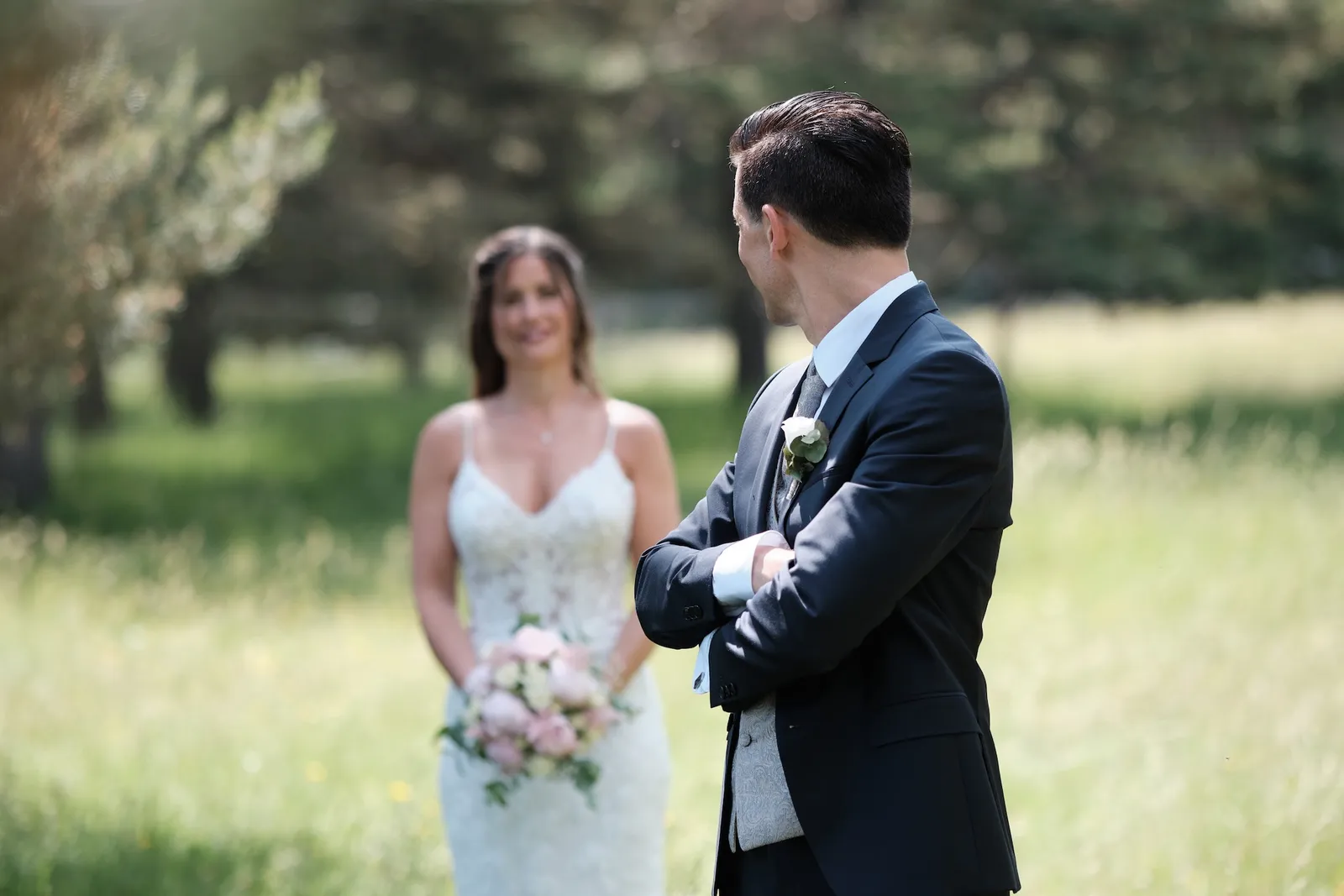 Brautpaar schaut sich mit verschränkten Armen an – Hochzeit Markus & Tanja, Königsbrunner Heide