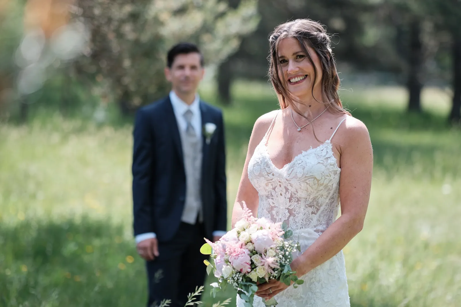 Tanja lacht in die Kamera, Markus im Hintergrund unscharf – Hochzeit Markus & Tanja, Königsbrunner Heide