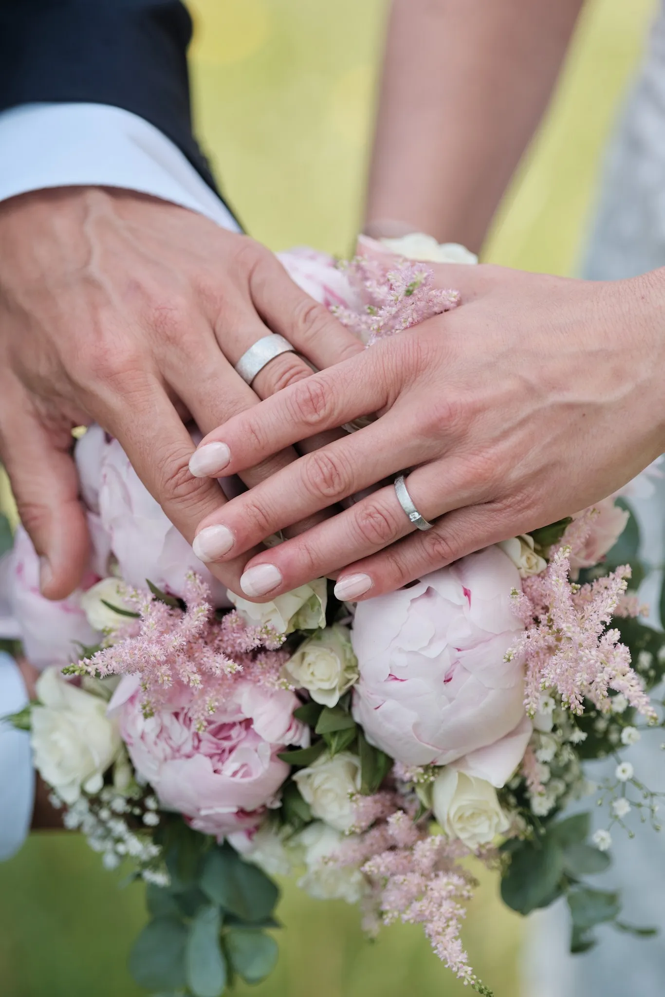 Ineinandergelegte Hände mit Eheringen auf dem Brautstrauß – Hochzeit Markus & Tanja, Königsbrunner Heide