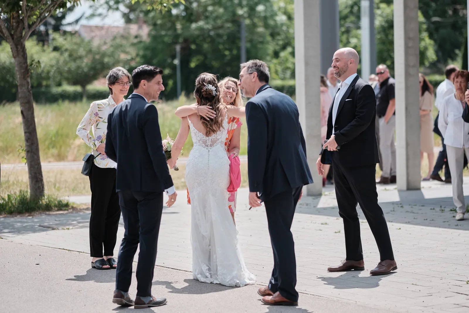 Familie begrüßt das Brautpaar vor dem Infopavillon 955 – Hochzeit Markus & Tanja, Infopavillon Königsbrunn