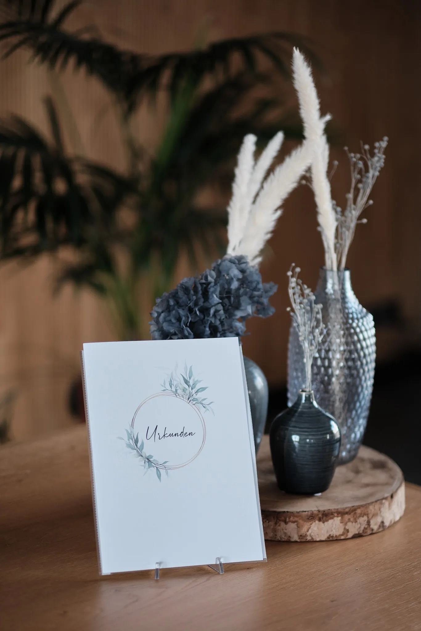 Dekoration im Trausaal, Kerze und Tischkarte – Hochzeit Markus & Tanja, Infopavillon Königsbrunn