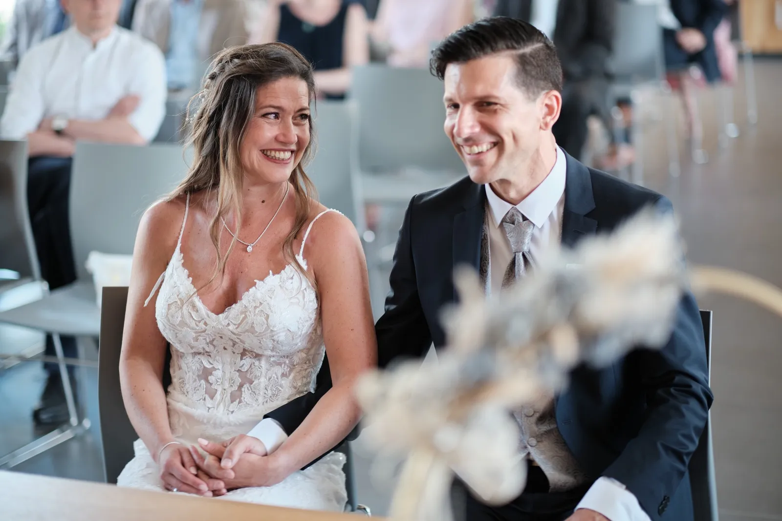 Brautpaar lächelt sich während der Trauung an – Hochzeit Markus & Tanja, Infopavillon Königsbrunn
