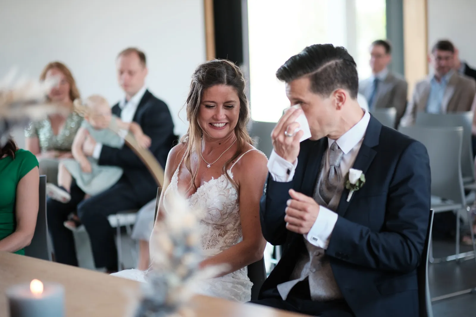 Tanja wischt sich während der Trauung gerührt eine Träne weg – Hochzeit Markus & Tanja, Infopavillon Königsbrunn