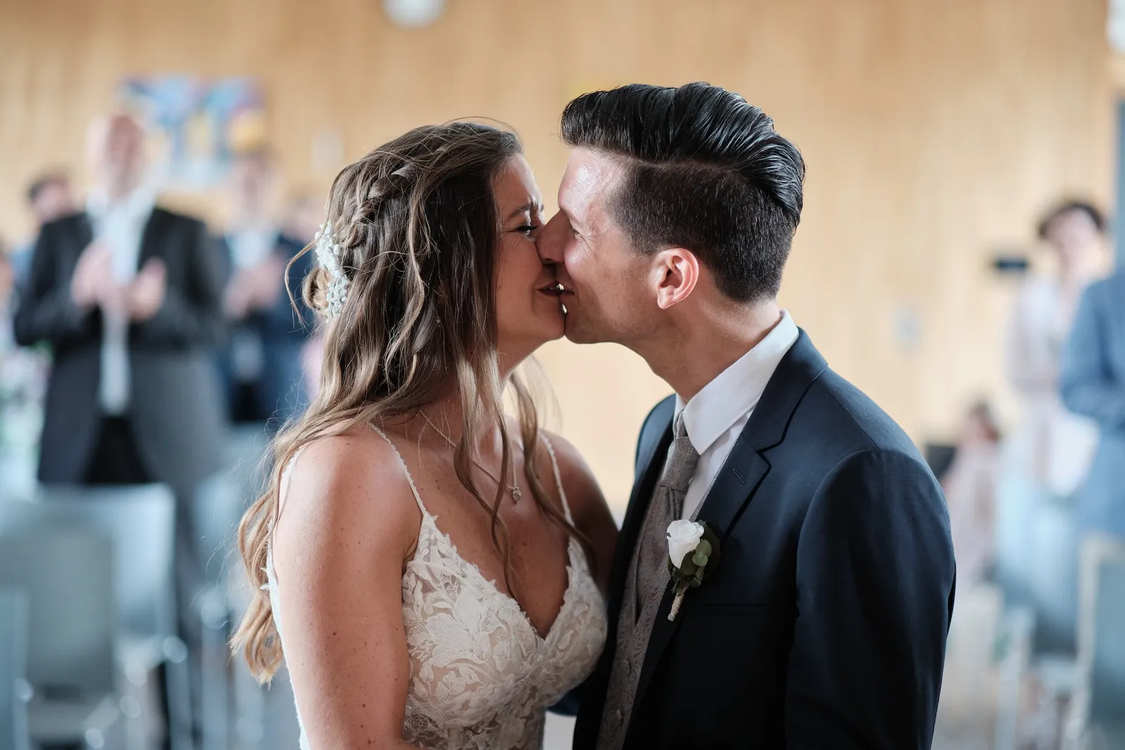 Erster Kuss als Ehepaar, Gäste applaudieren im Hintergrund – Hochzeit Markus & Tanja, Infopavillon Königsbrunn