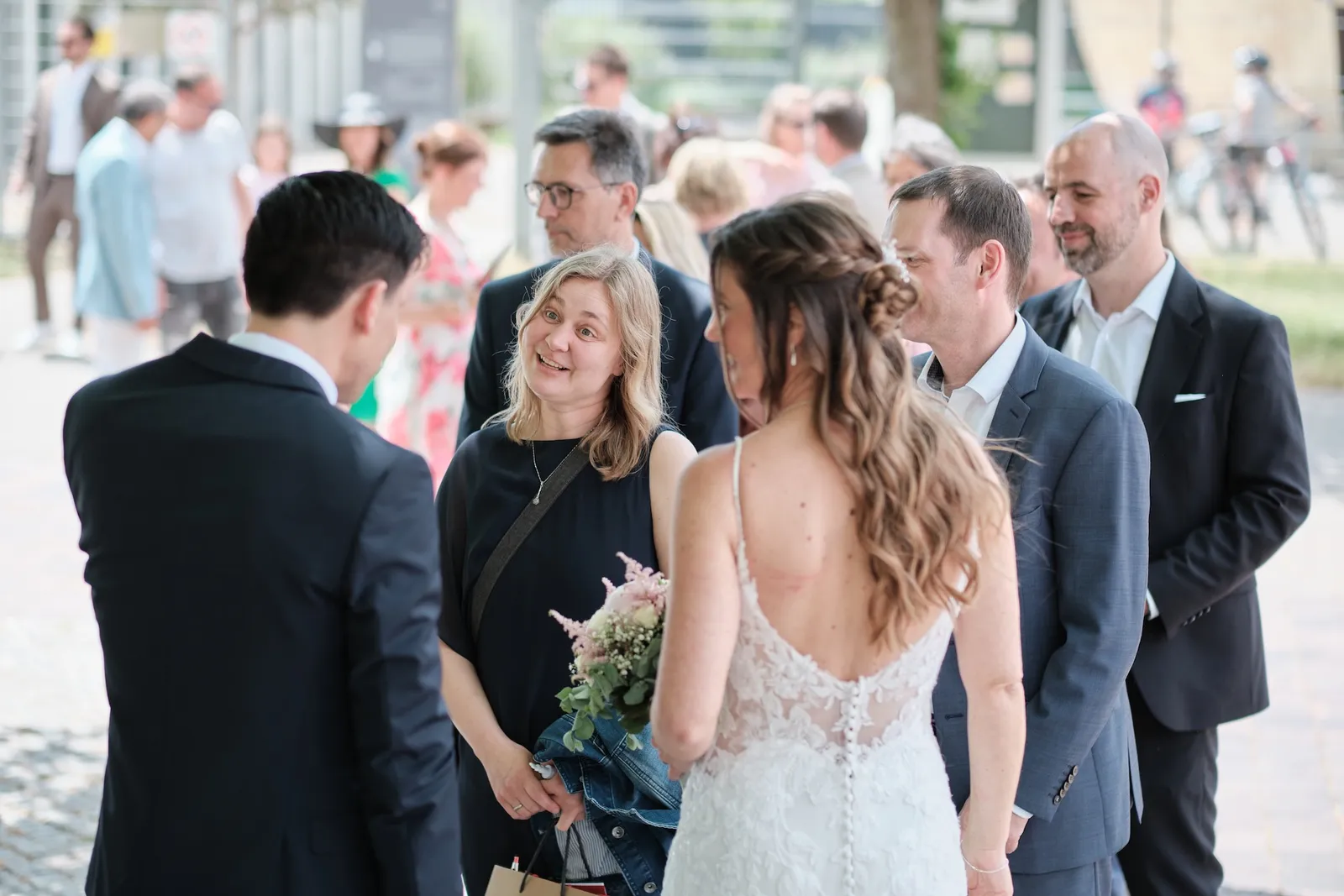 Brautpaar im Mohnfeld, Tanja lacht in die Kamera – Hochzeit Markus & Tanja, Mohnfeld bei Königsbrunn