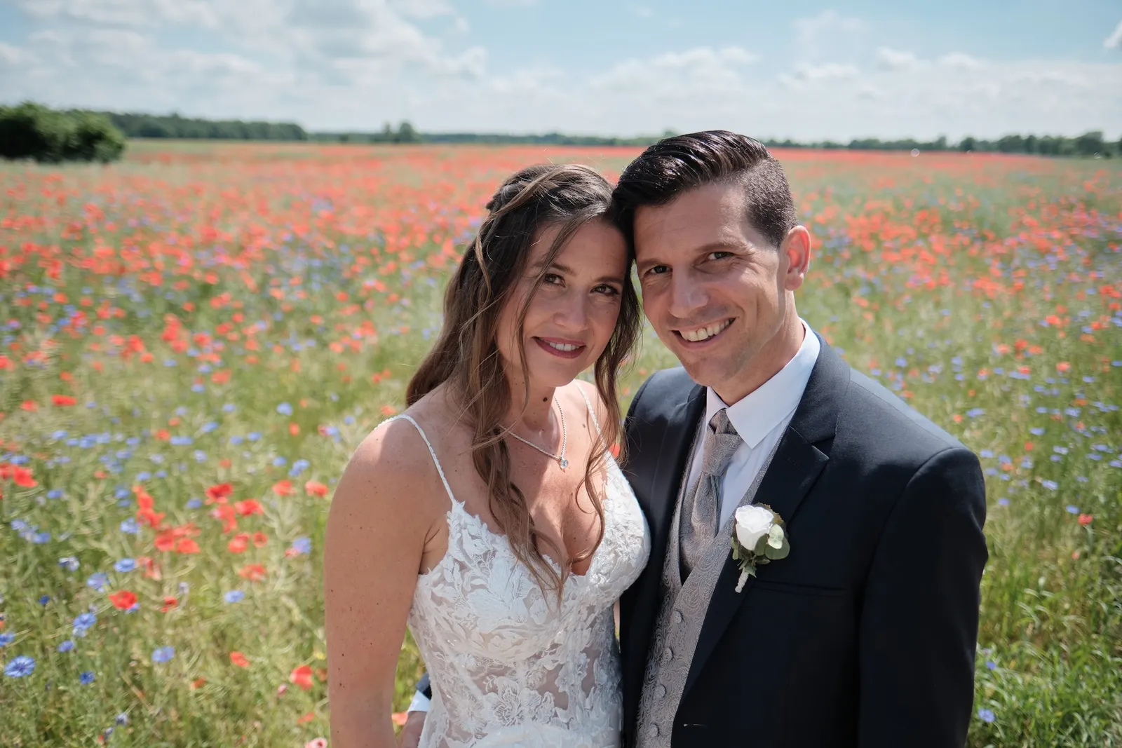 Nahaufnahme des Brautpaars im Mohnfeld – Hochzeit Markus & Tanja, Mohnfeld bei Königsbrunn