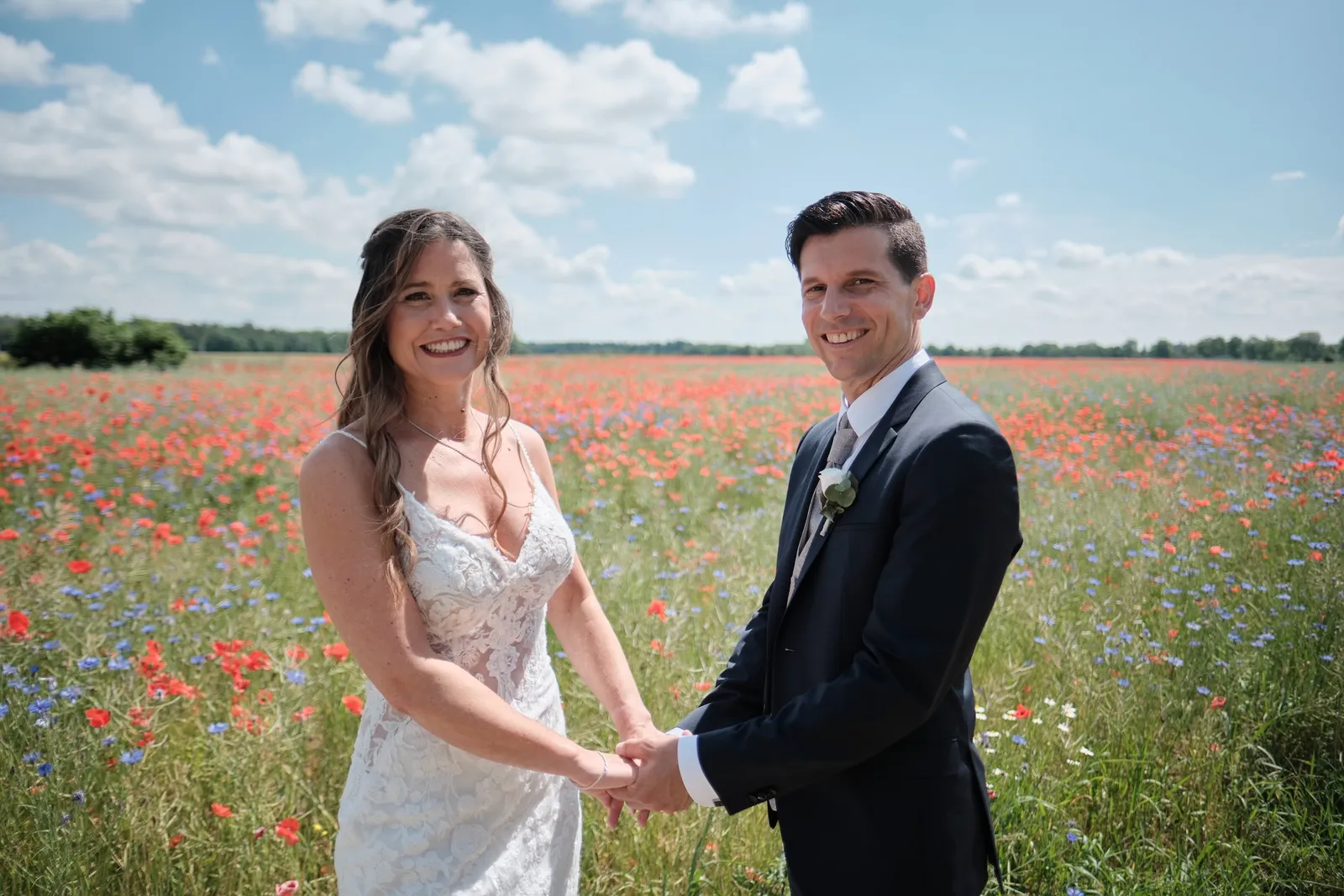 Brautpaar im Mohnfeld mit Kornblumen am Wegrand – Hochzeit Markus & Tanja, Mohnfeld bei Königsbrunn