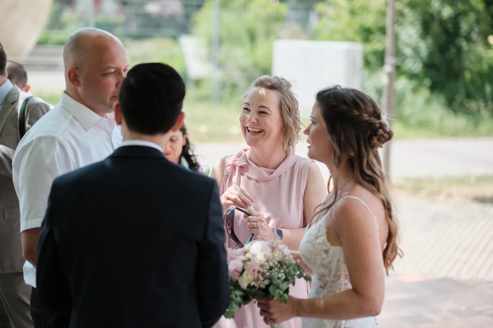 Gast gratuliert Tanja herzlich vor dem Infopavillon – Hochzeit Markus & Tanja, Infopavillon Königsbrunn