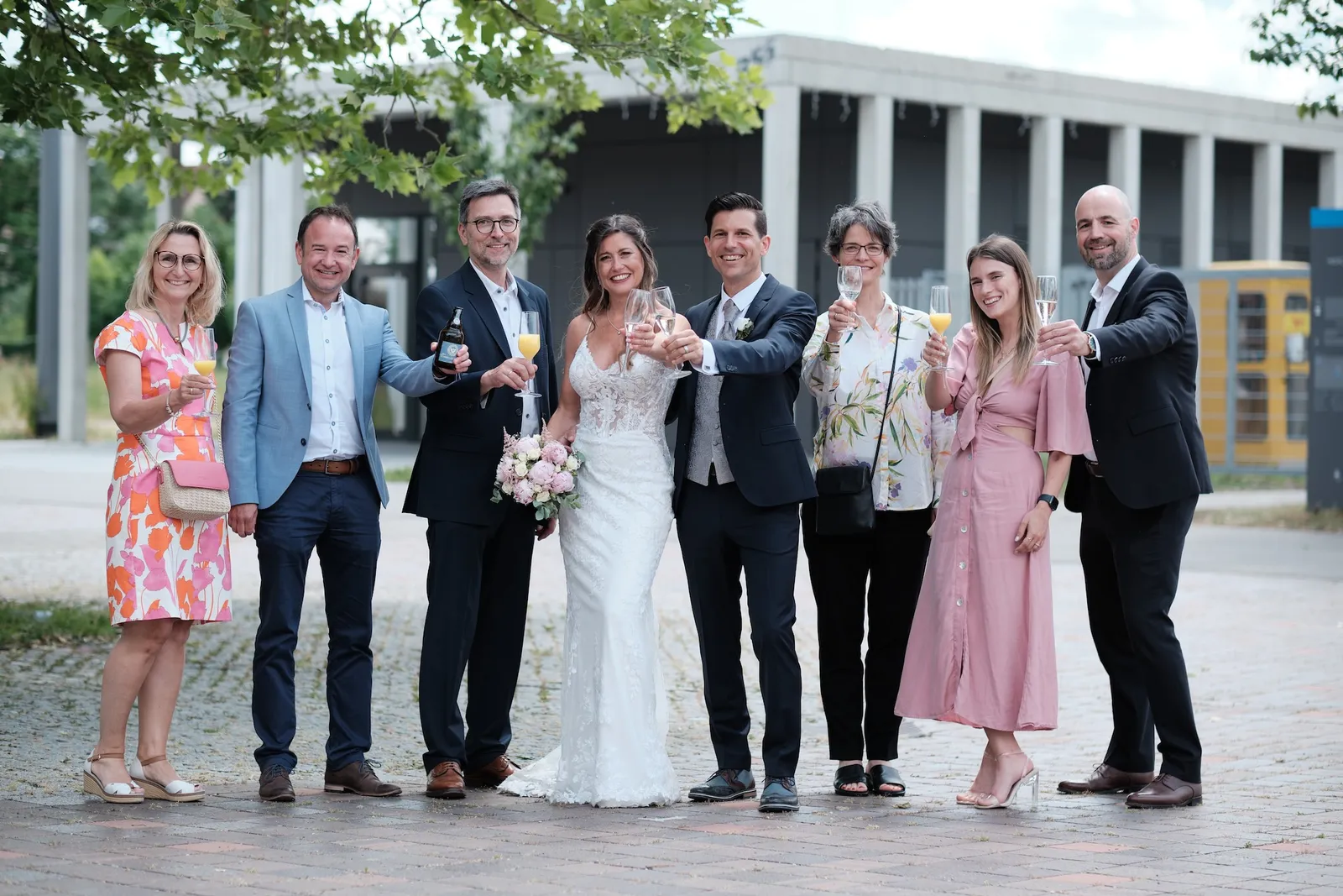 Familie stößt mit Sekt auf das Brautpaar an – Hochzeit Markus & Tanja, Eisstadion Königsbrunn