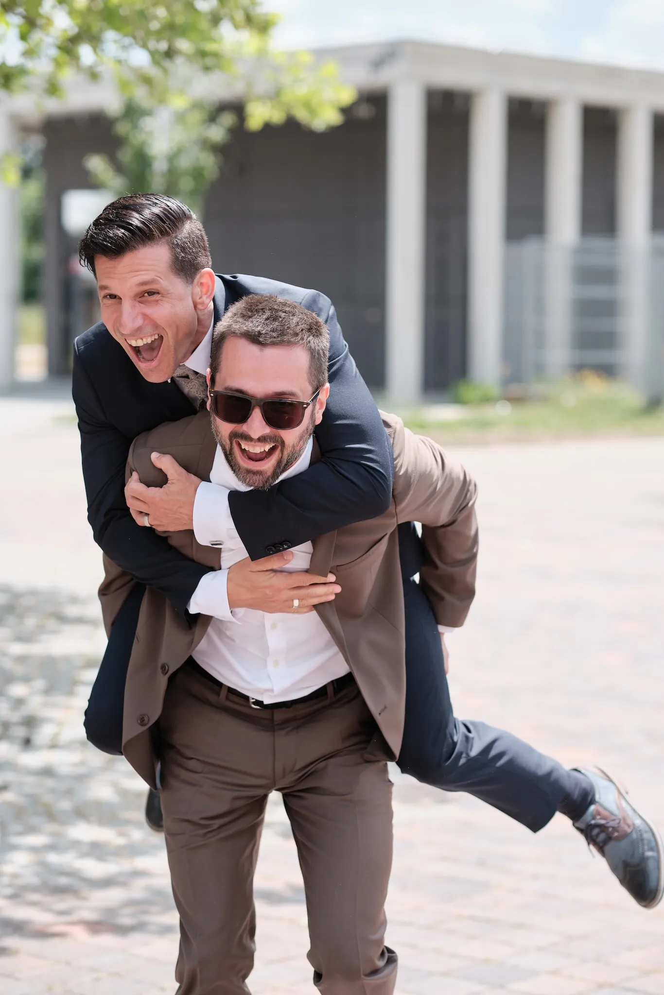 Trauzeuge trägt Markus lachend huckepack – Hochzeit Markus & Tanja, Eisstadion Königsbrunn