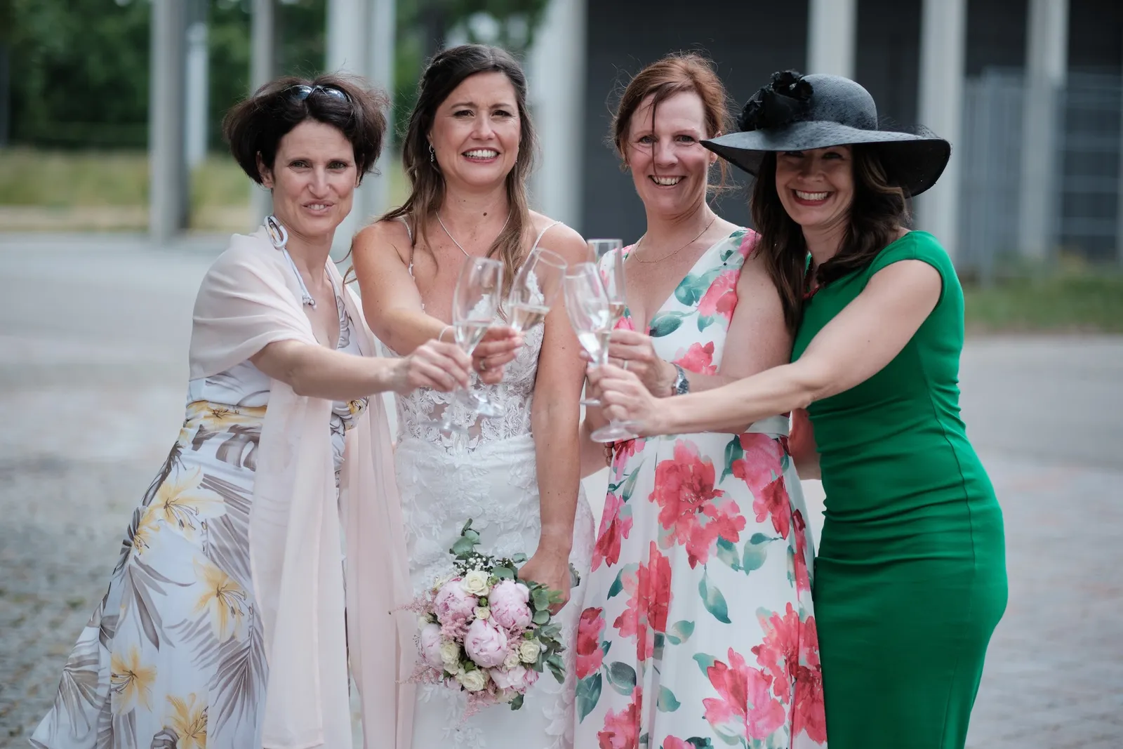 Brautjungfern stoßen mit Sektgläsern an – Hochzeit Markus & Tanja, Eisstadion Königsbrunn