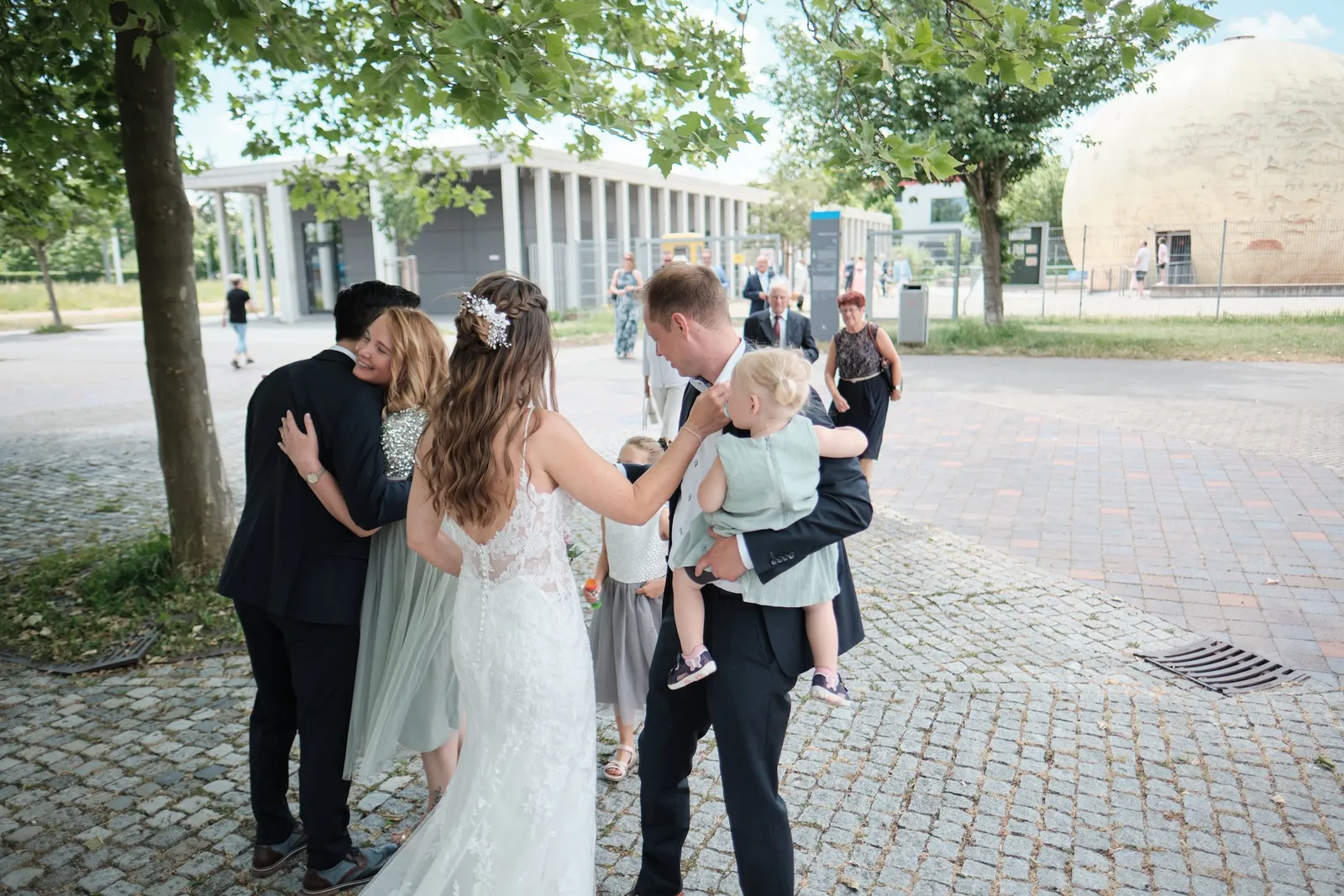 Kleiner Junge umarmt Tanja stürmisch – Hochzeit Markus & Tanja, Eisstadion Königsbrunn