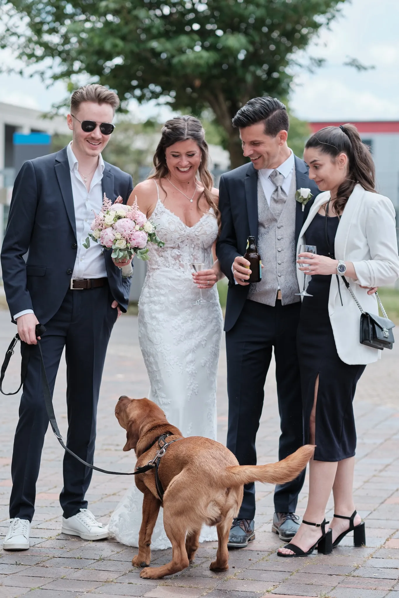 Hund sitzt neben dem Brautpaar beim Sektempfang – Hochzeit Markus & Tanja, Eisstadion Königsbrunn