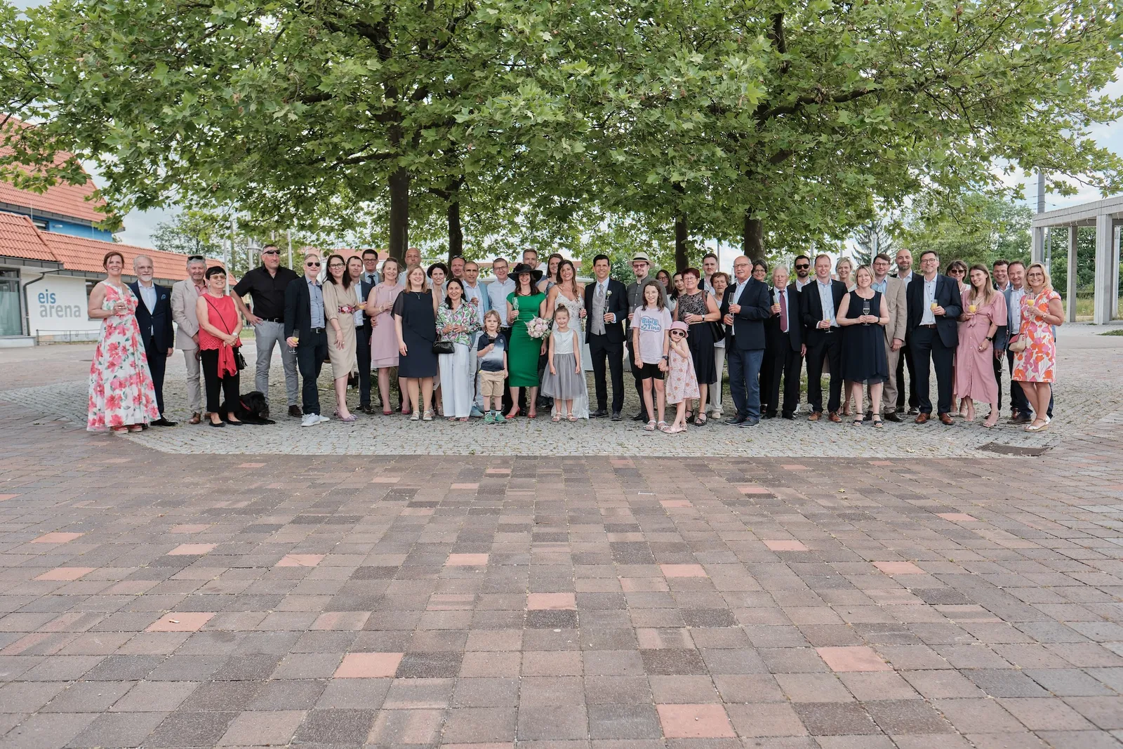 Großes Gruppenfoto mit allen Hochzeitsgästen – Hochzeit Markus & Tanja, Eisstadion Königsbrunn