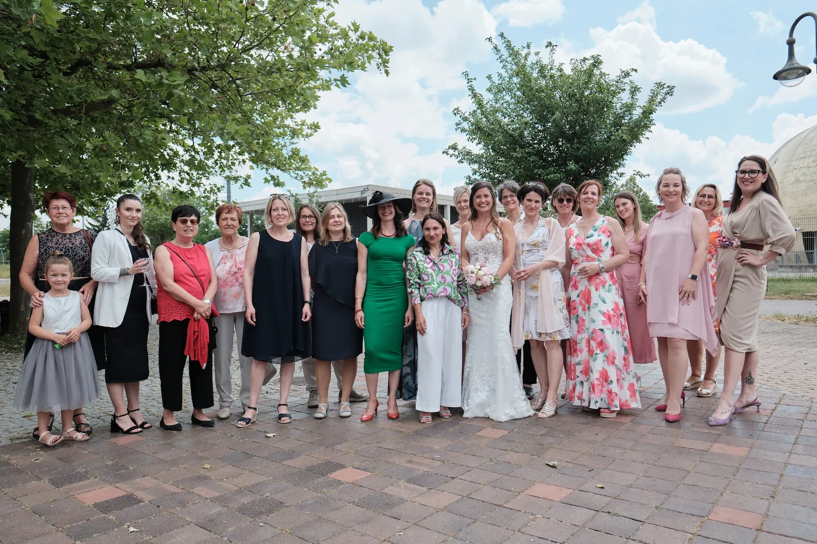Gruppenfoto der weiblichen Hochzeitsgäste – Hochzeit Markus & Tanja, Eisstadion Königsbrunn