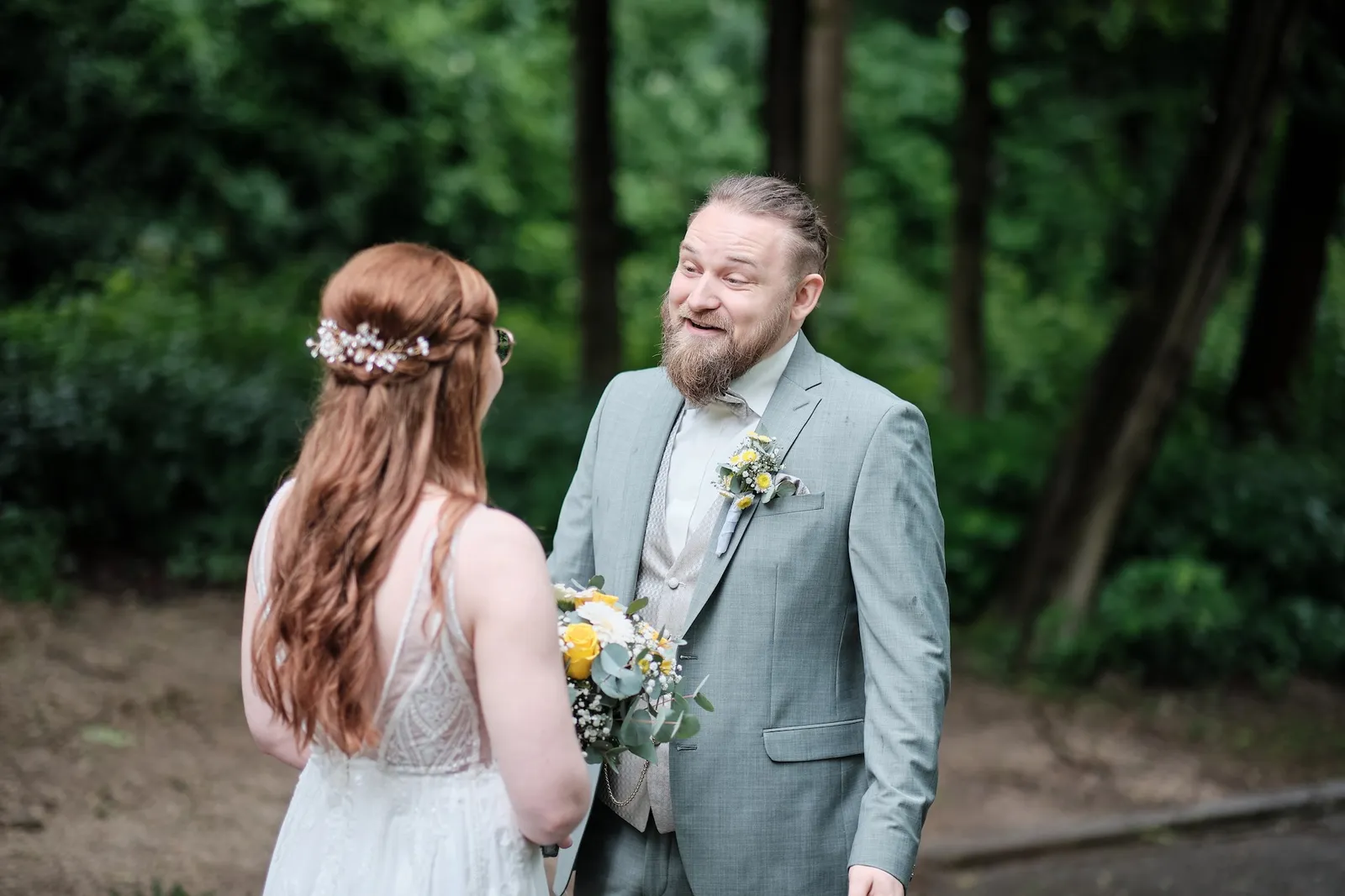 Markus sieht Svenja beim First Look zum ersten Mal im Brautkleid – Hochzeit Svenja & Markus