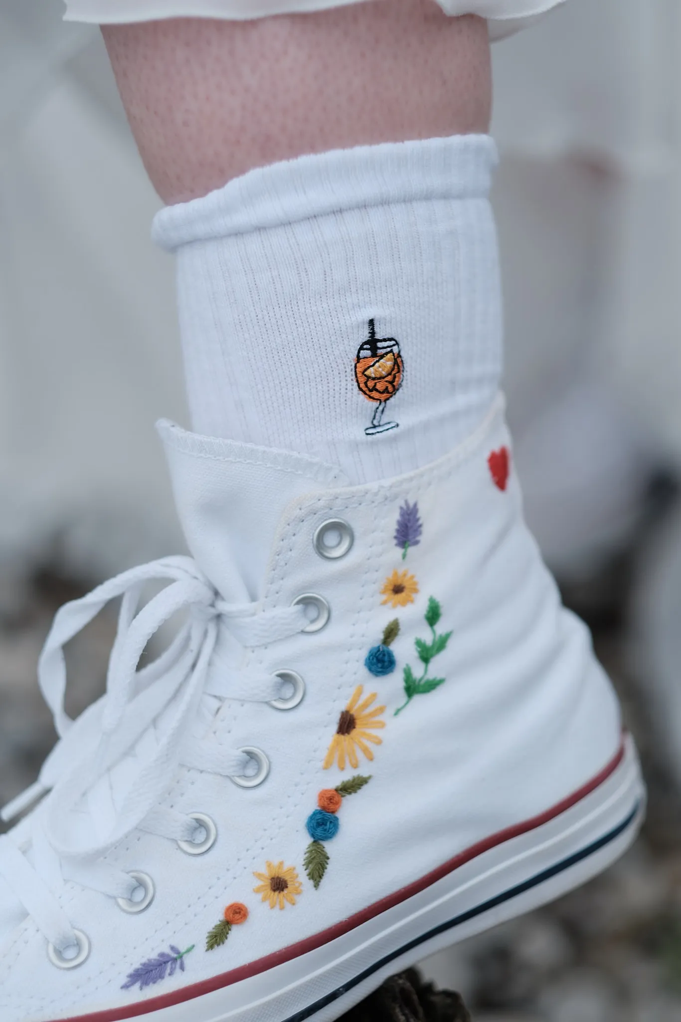 Weißer Sneaker der Braut mit gestickten Blumen und Socke mit Aperol-Motiv – Hochzeit Svenja & Markus