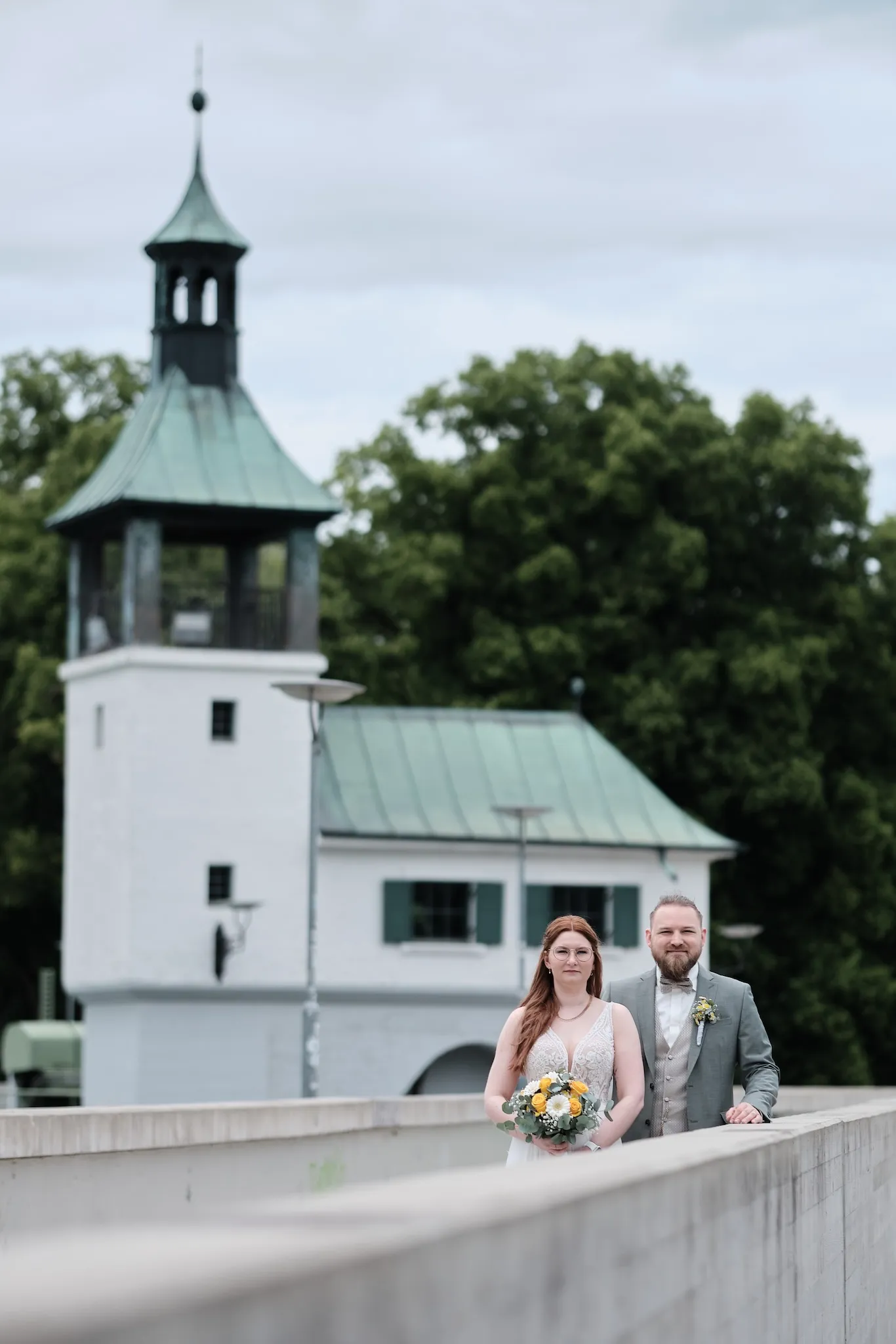 Brautpaar an der Brüstung vor dem Turmhaus am Hochablass in Augsburg – Hochzeit Svenja & Markus