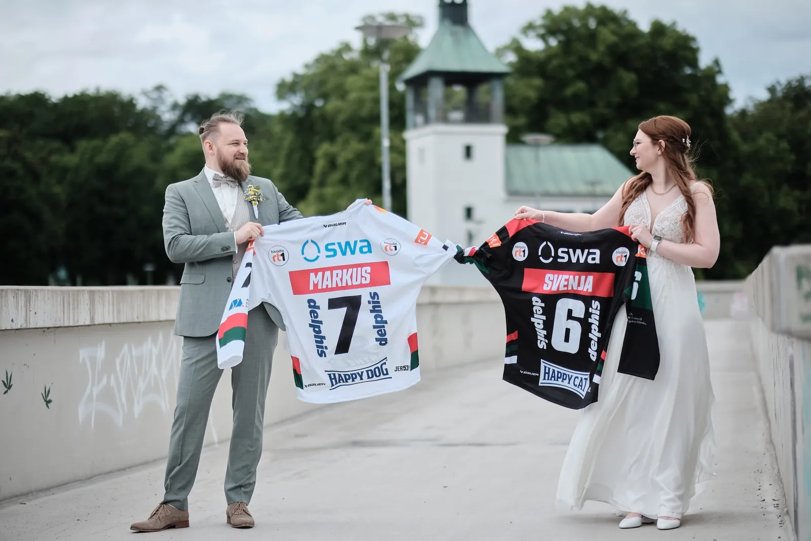 Svenja und Markus halten ihre Panther-Trikots am Hochablass hoch – Hochzeit Svenja & Markus