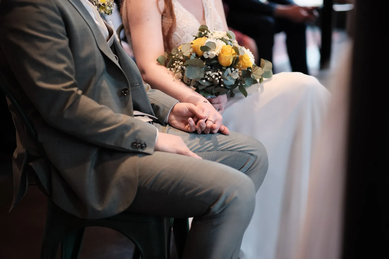 Brautpaar hält sich während der freien Trauung an den Händen – Hochzeit Svenja & Markus, N8Stallung Augsburg