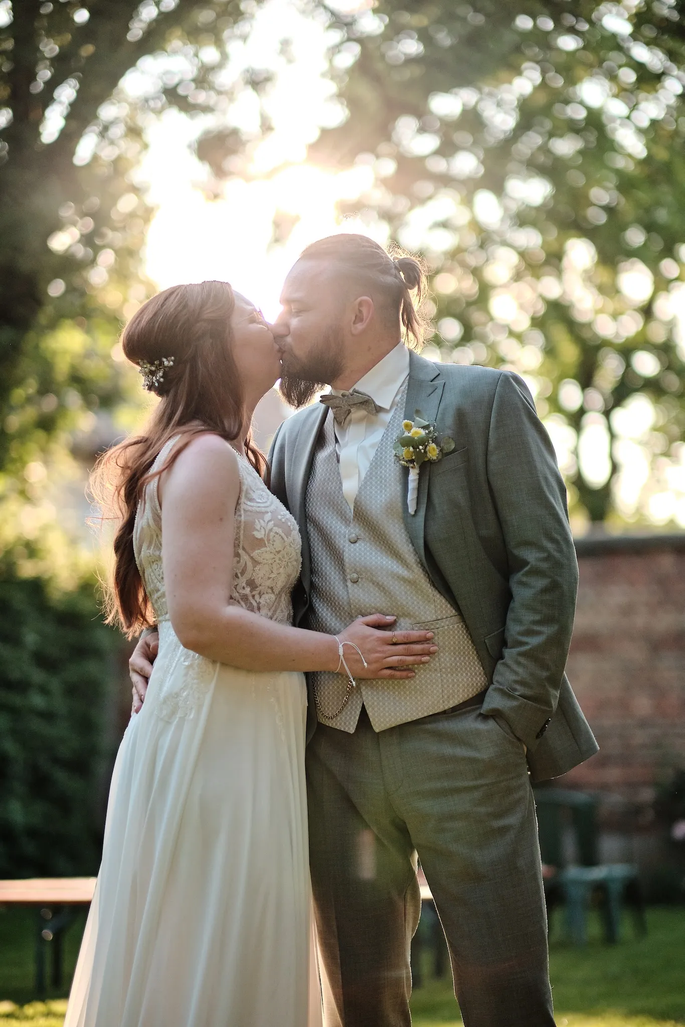 Brautpaar küsst sich im Gegenlicht der Abendsonne – Hochzeit Svenja & Markus