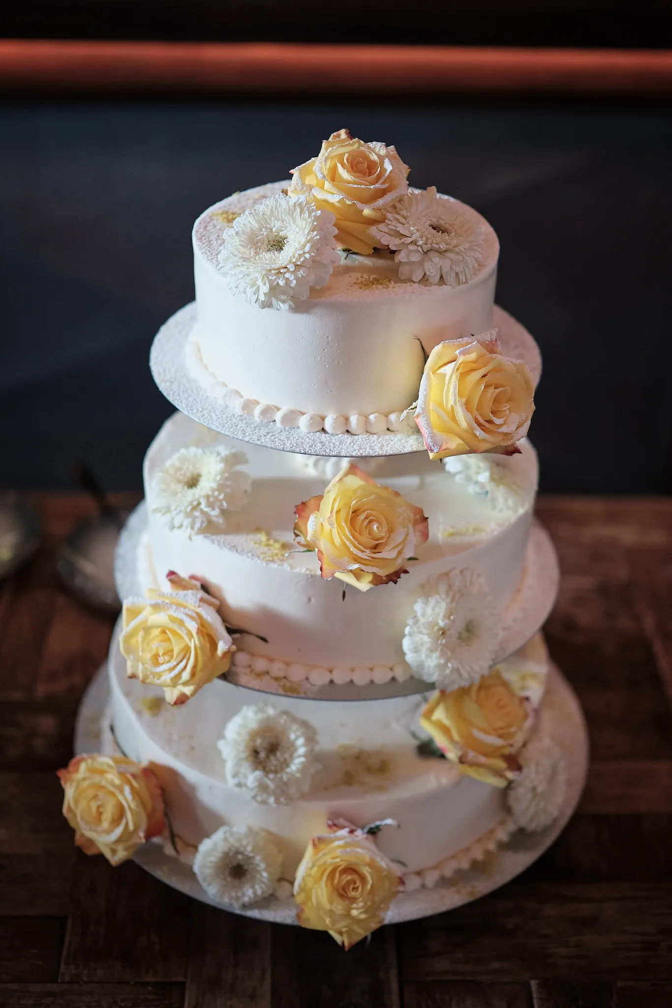 Dreistöckige Hochzeitstorte mit gelben Rosen – Hochzeit Svenja & Markus, N8Stallung Augsburg