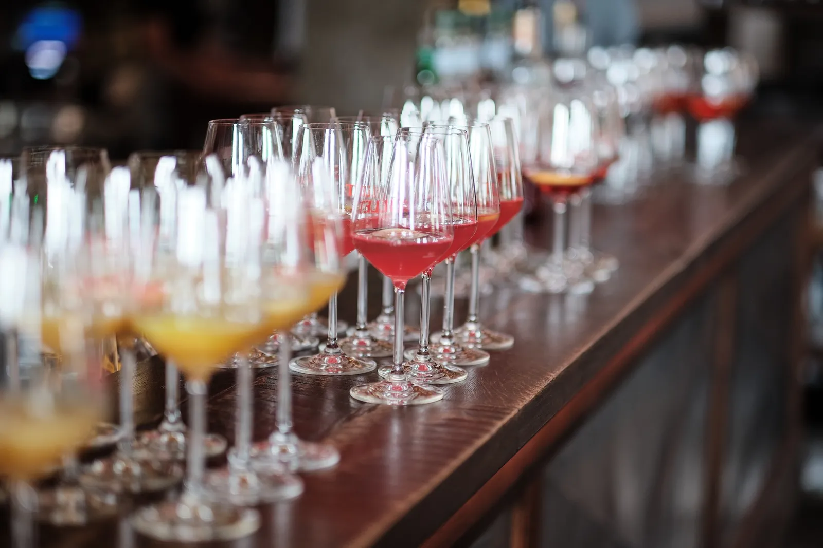 Aperitif-Gläser für den Empfang aufgereiht an der Bar – Hochzeit Svenja & Markus, N8Stallung Augsburg