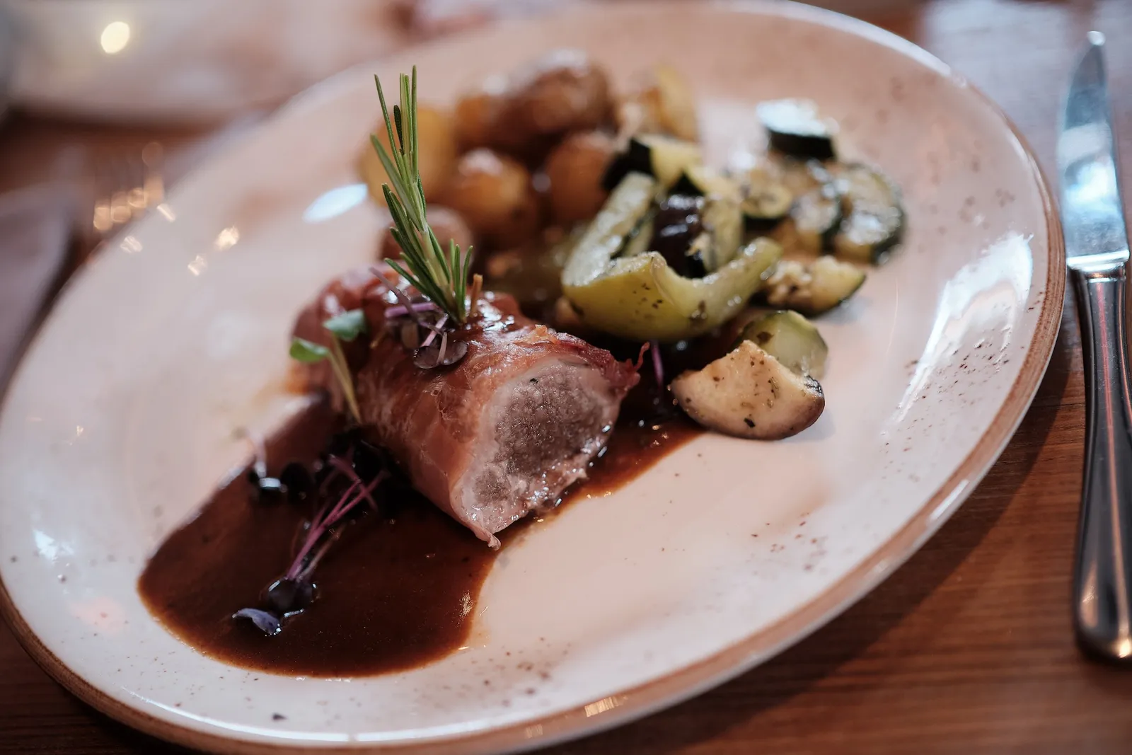 Hauptgang des Hochzeitsmenüs mit Fleisch und Ofengemüse – Hochzeit Svenja & Markus, N8Stallung Augsburg