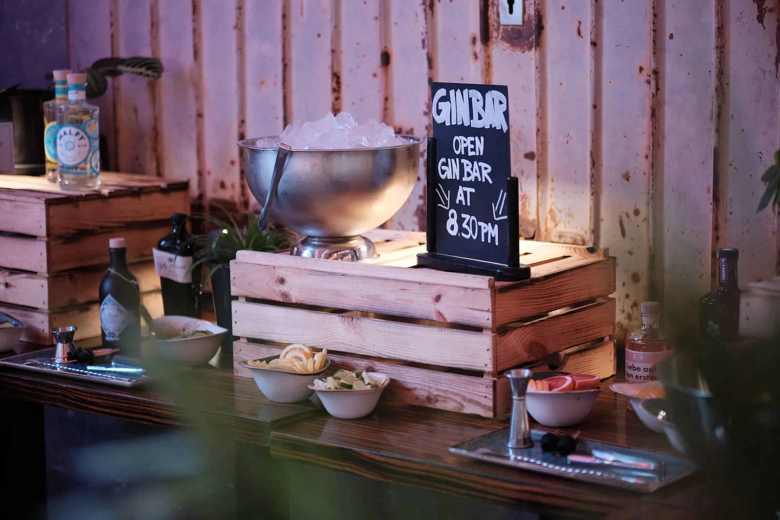 Gin-Bar mit Eiskübel und Kreidetafel für den Abend – Hochzeit Svenja & Markus, N8Stallung Augsburg