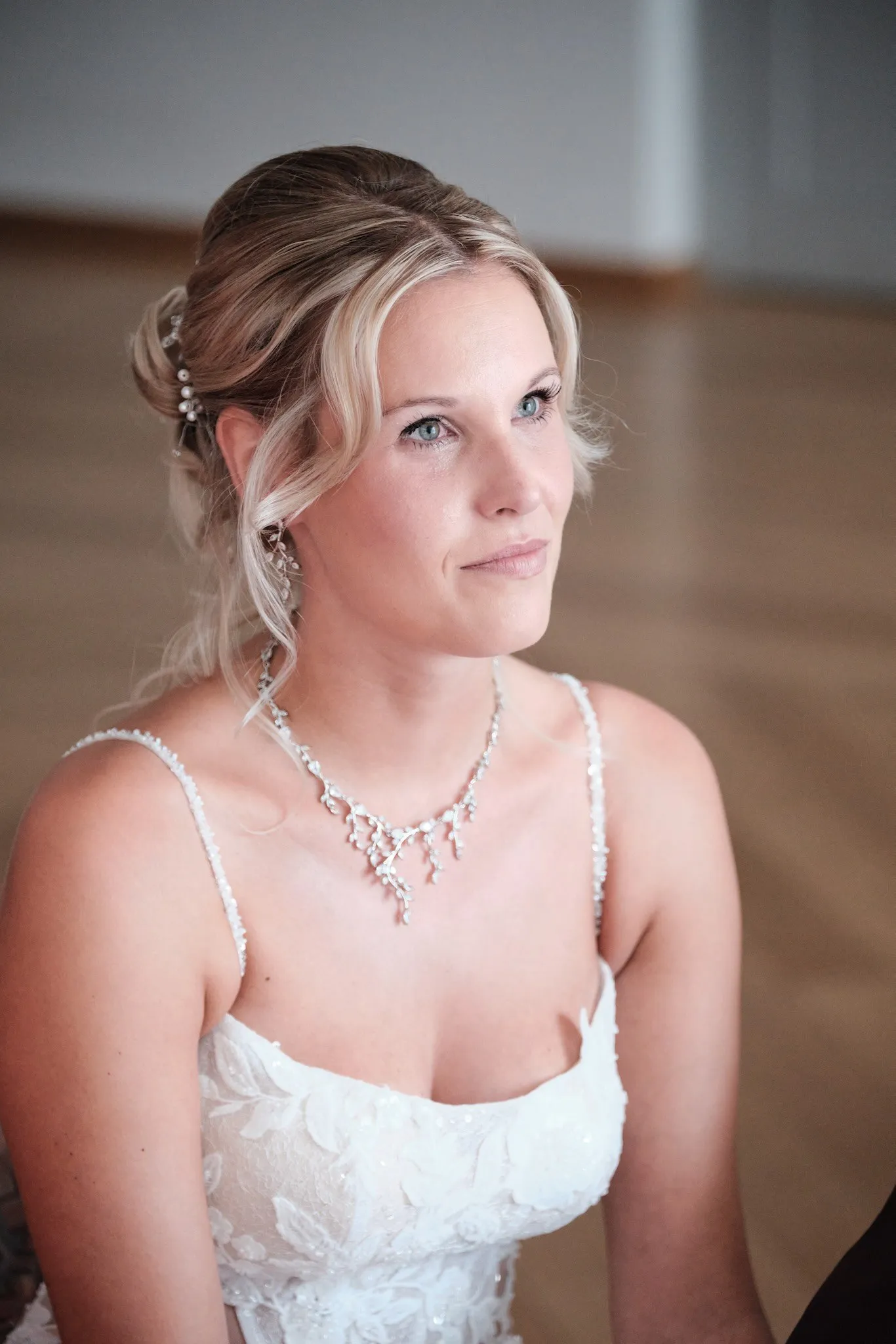 Celina wartet im Trausaal des Diedorfer Rathauses auf den Beginn der Trauung – Hochzeit Celina & Denny, Rathaus Diedorf