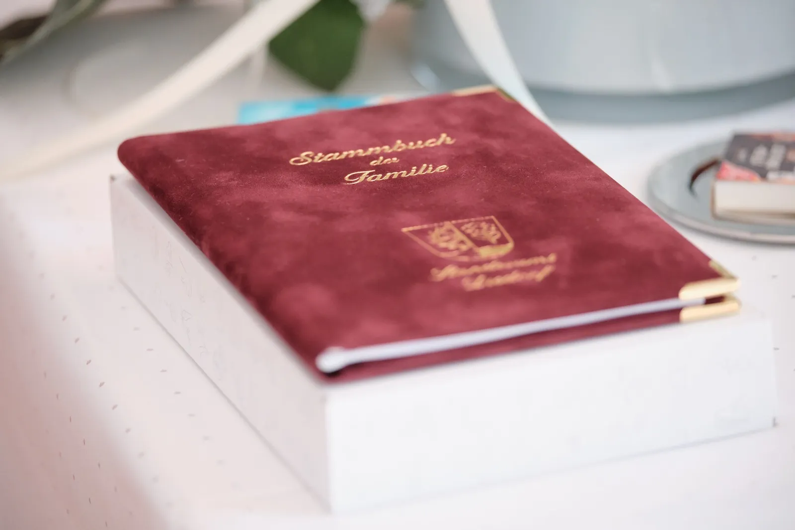 Rotes Stammbuch der Familie auf dem Tisch des Standesamts – Hochzeit Celina & Denny, Rathaus Diedorf