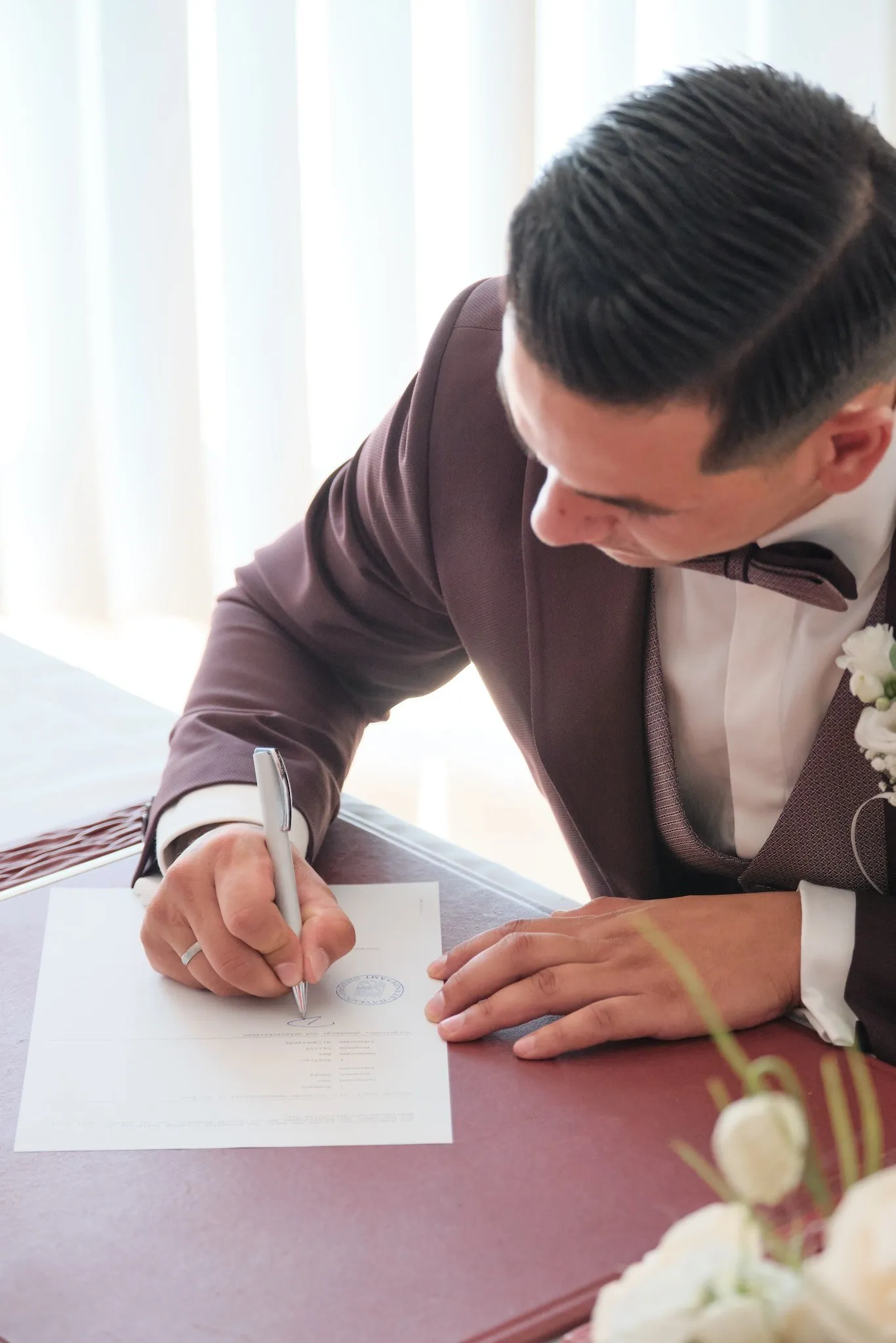 Denny unterschreibt im Standesamt die Heiratsurkunde – Hochzeit Celina & Denny, Rathaus Diedorf
