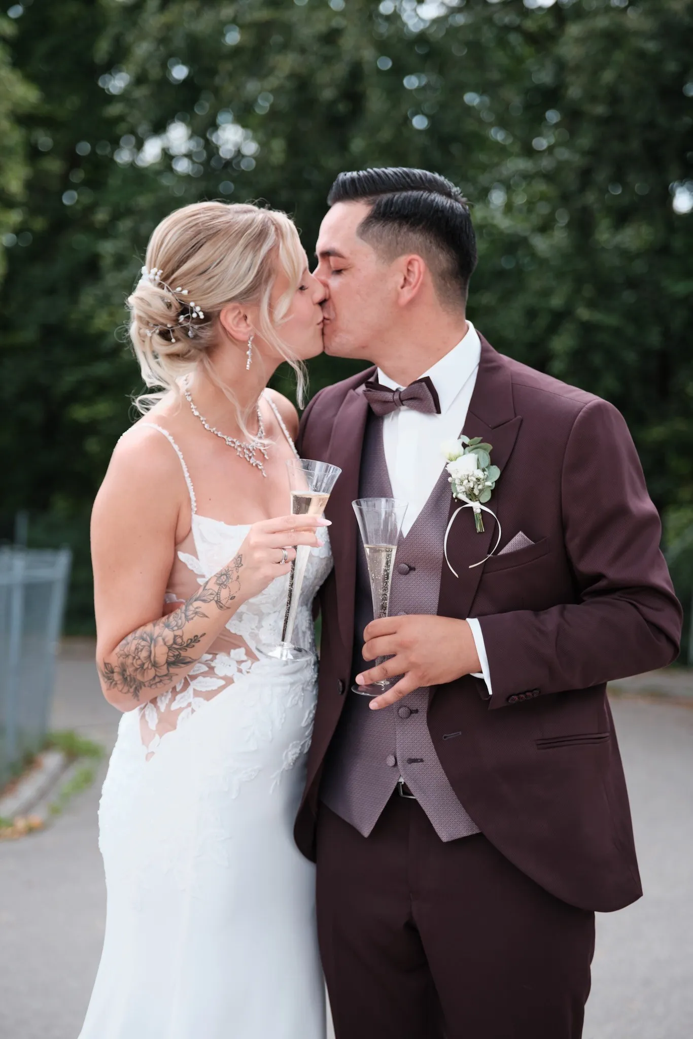 Brautpaar küsst sich mit Sektgläsern nach der Trauung – Hochzeit Celina & Denny, Rathaus Diedorf