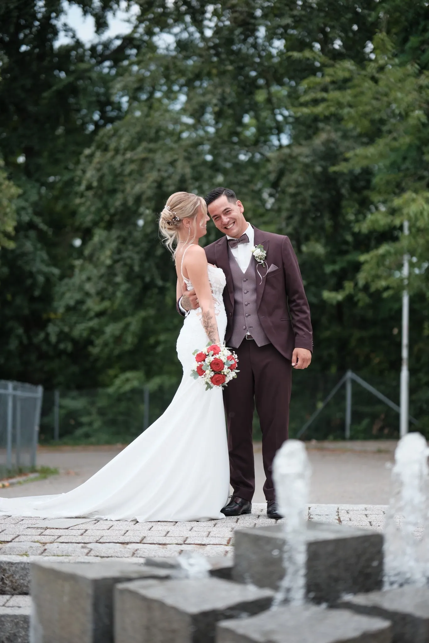 Brautpaar am Brunnen vor dem Rathaus Diedorf – Hochzeit Celina & Denny, Rathaus Diedorf