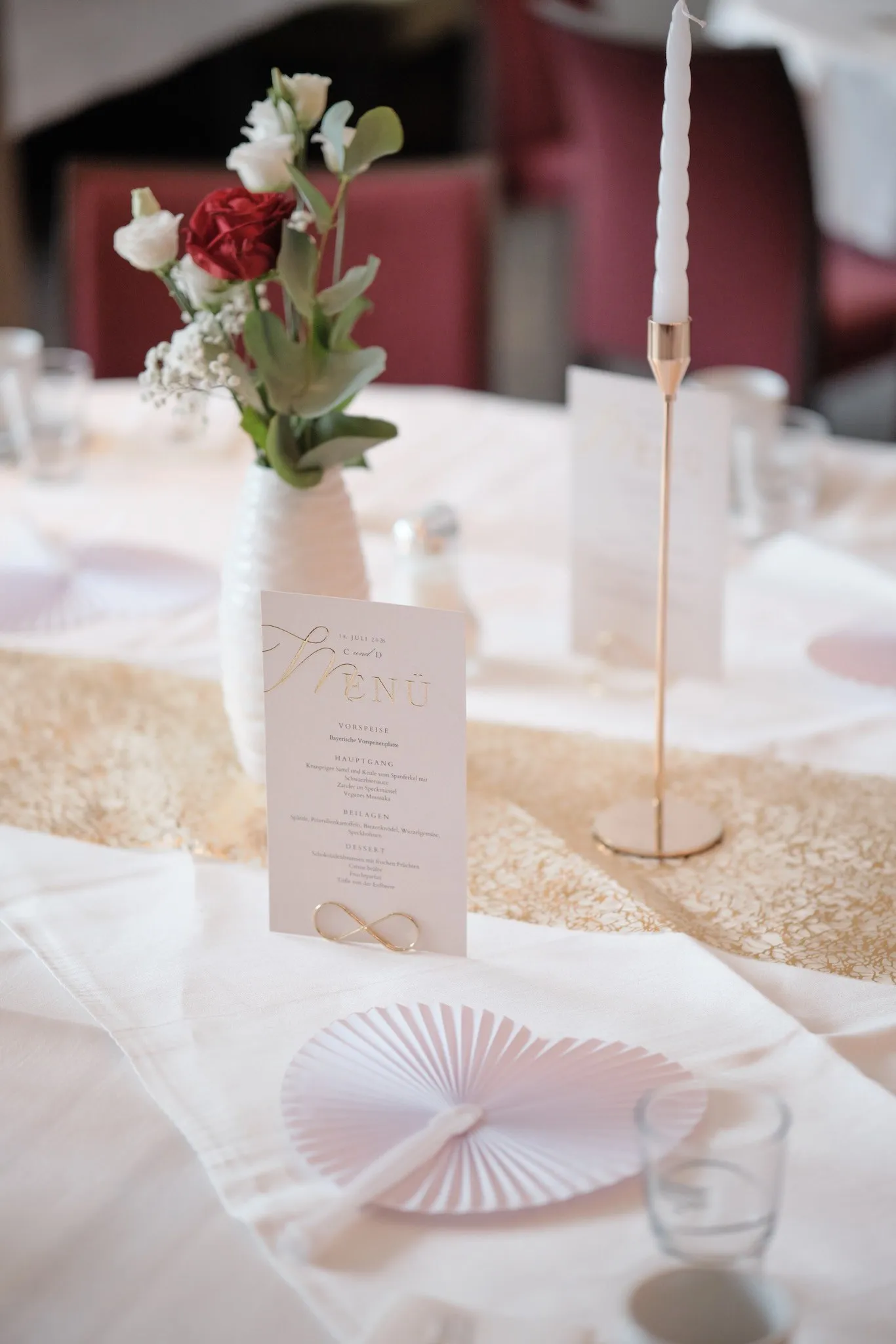 Gedeckter Tisch mit roten Rosen, Menükarte und Fächer – Hochzeit Celina & Denny, Parkhotel Schmid Adelsried