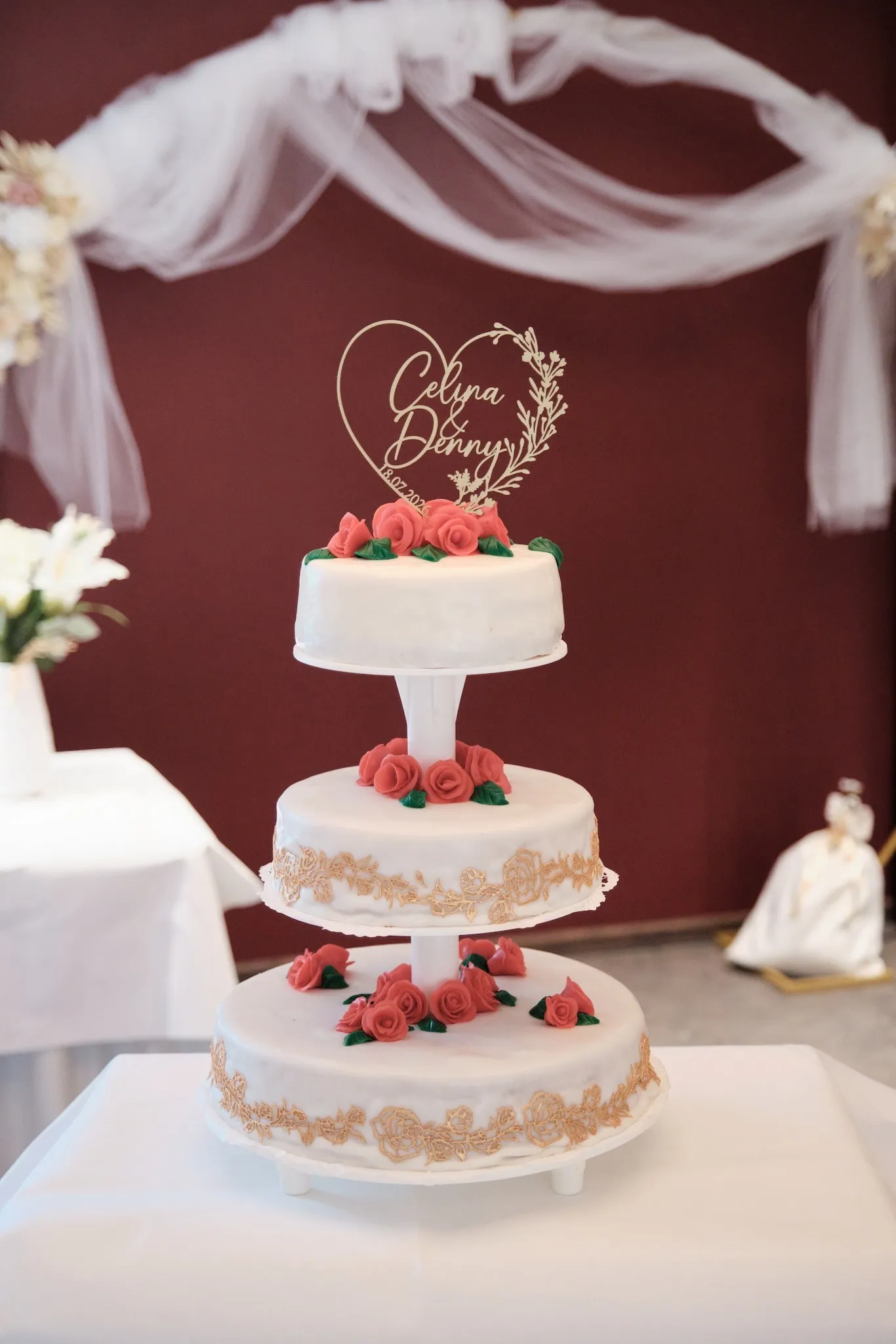 Dreistöckige Hochzeitstorte mit roten Rosen und Namens-Topper – Hochzeit Celina & Denny, Parkhotel Schmid Adelsried