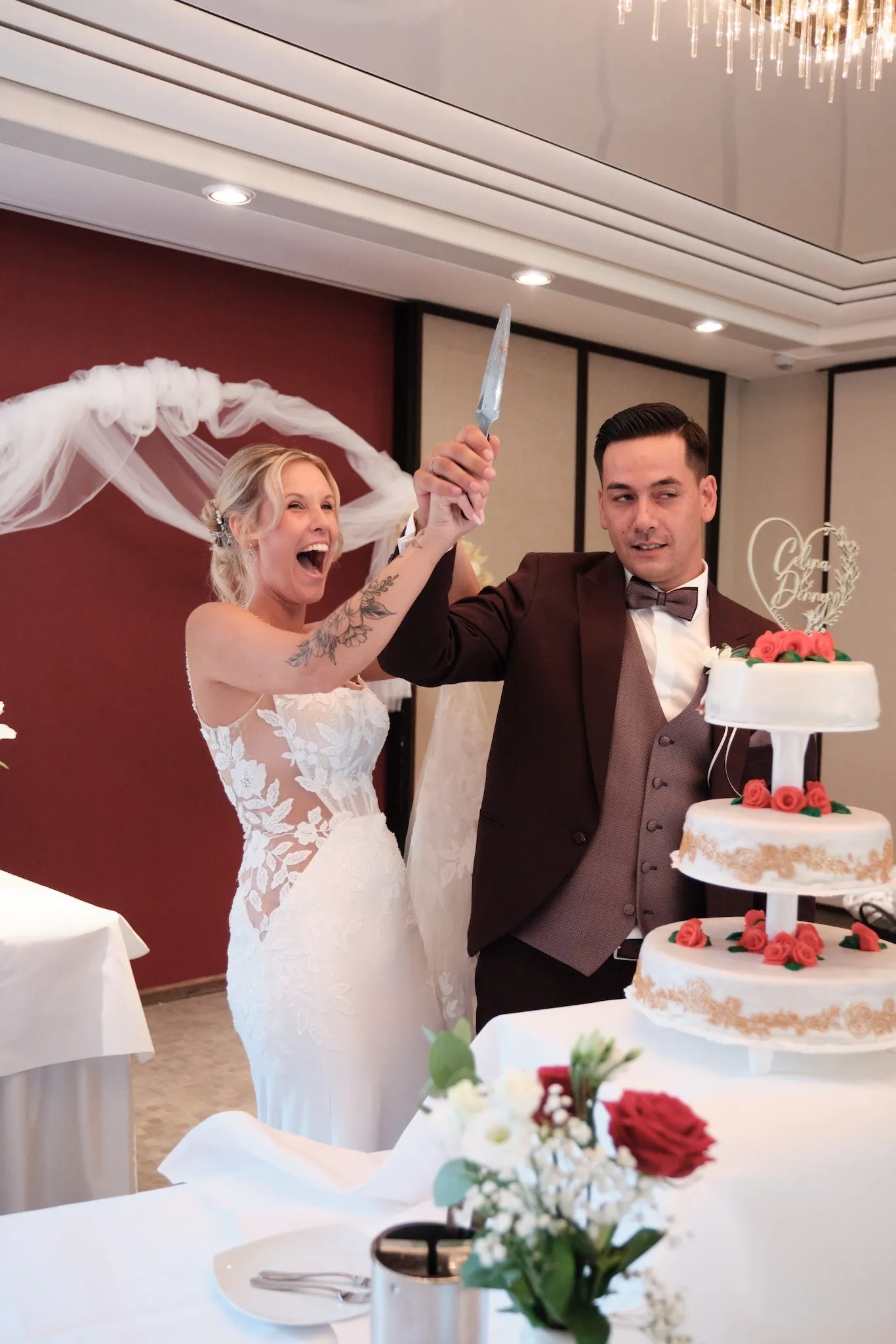 Celina und Denny schneiden lachend die Hochzeitstorte an – Hochzeit Celina & Denny, Parkhotel Schmid Adelsried