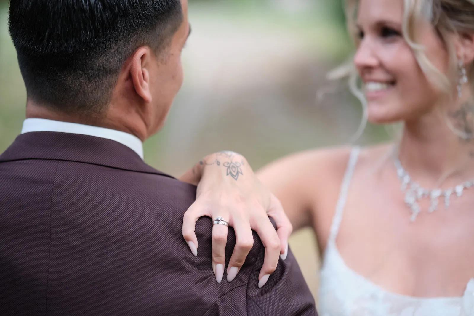 Celina legt Denny lächelnd die Hand auf die Schulter, Ehering sichtbar – Hochzeit Celina & Denny, Parkhotel Schmid Adelsried